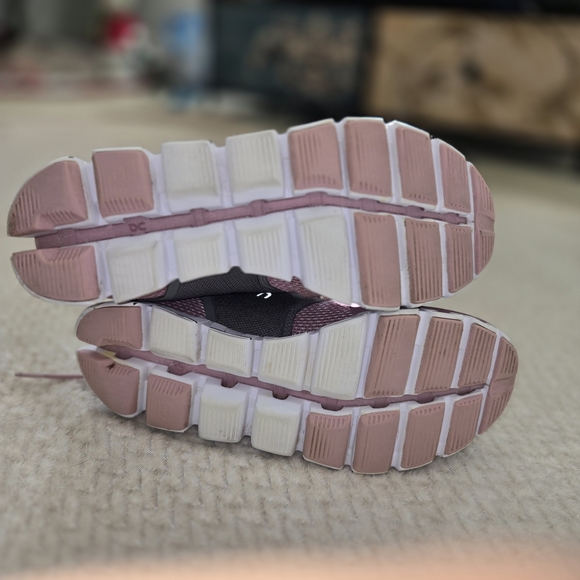 On Running Women's Shoes in Mauve and Charcoal - Picture 9 of 10